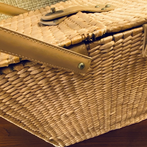 SOLD🌟2xHP🌟VTG 60s Woven Raffia Covered Picnic Basket - Picture 3 of 11